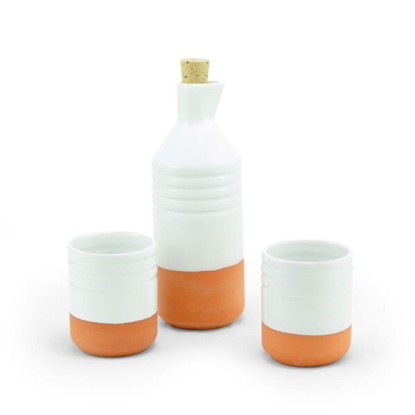 Botella y vasos de barro esmaltados